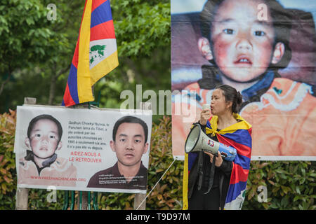 Tibetani e sostenitori protesta vicino all'ambasciata cinese a Parigi, contro il rapimento della xi Panchen Lama. Gedhun Choekyi Nyima è stato riconosciuto dal Dalai Lama come undicesimo Panchen Lama il 14 maggio 1995 all'età di sei anni. Tre giorni più tardi, il 17 maggio, egli insieme con i suoi genitori sono scomparsi. Rinviata come "Tibet's Stolen Child", egli è il più giovane prigioniero politico in tutto il mondo. Foto Stock