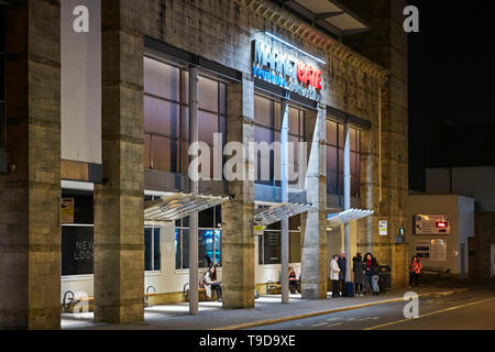 Gate di mercato alla stazione degli autobus in Lancaster di notte Foto Stock