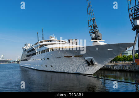 LONDON, Regno Unito - 15 Maggio 2019: Veiw del Sunborn Yacht Hotel ormeggiata presso il molo vicino al London ExCel Foto Stock