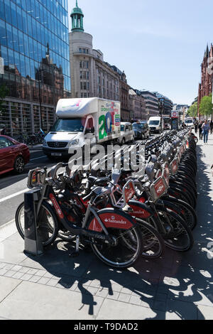 LONDON, Regno Unito - 14 Maggio 2019: Londra biciclette pubbliche schierate lungo il lato della strada nella città di Londra. Foto Stock