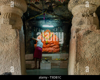 31-Mar-2019Ganesh tempio-Jogeshwari rock-cut grotta, Ingresso Est - risalgono al 520 a 550 CE. Mumbai India Maharashtra Foto Stock