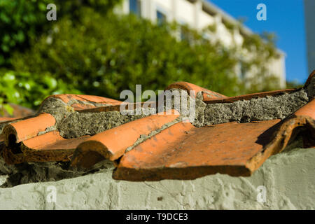 Parete con argilla tegole del tetto sulla parte superiore Foto Stock