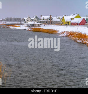 Vista invernale di Alba case vicino Lago Oquirrh Foto Stock