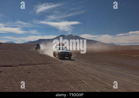 Off road touring delle saline del Salar de Uyuni, Bolivia Foto Stock