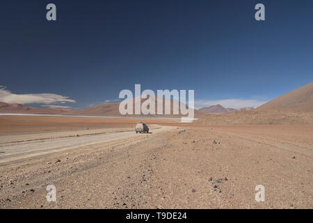 Off road touring delle saline del Salar de Uyuni, Bolivia Foto Stock