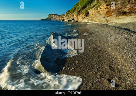 Scogliere calcaree di Cap-Bon-Ami lungo il Golfo di San Lorenzo a sunrise. Appalachians' punta northeasternmost in Nord America. Forillon National Park Québec Canada Foto Stock