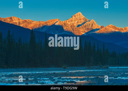 Alba sulle Montagne Rocciose Canadesi con l'Athabasca River. Icefields Parkway. Parco Nazionale di Jasper Alberta Canada Foto Stock