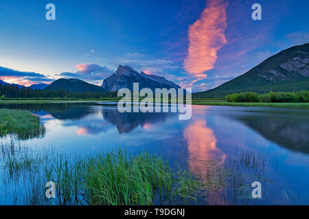 Il cloud all'alba riflessa nei Laghi Vermillion con Mount Rundle . Il Parco Nazionale di Banff Alberta Canada Foto Stock