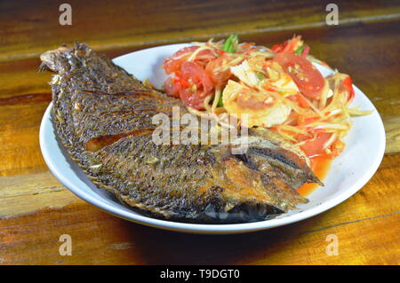 Fritti di pesce di mango dressing papaya insalata piccante topping uovo salato Foto Stock
