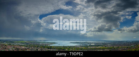 Portsmouth, Regno Unito - 3 Aprile 2019: cucito panorama su Portsmouth, Hampshire da Portsdown Hill. Foto Stock