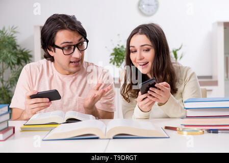 Studenti in preparazione per l'esame insieme a casa Foto Stock