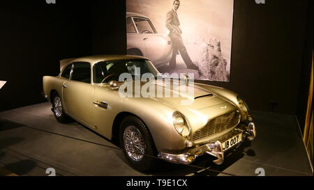 L'Aia, Paesi Bassi - 21 Aprile 2019: il famoso e genuine Aston Martin di James Bond, 007 all'interno del Museo Louwman Foto Stock