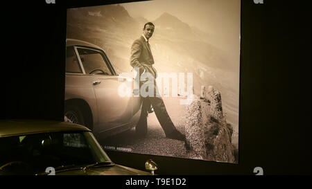 L'Aia, Paesi Bassi - 21 Aprile 2019: una foto di Sean Connery, vicino alla famosa e genuine Aston Martin di James Bond, 007 entro il Louwm Foto Stock