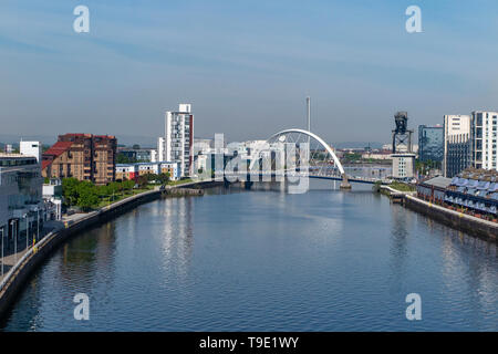 Il Clyde Arc Bridge (Ponte Squinty) sul fiume Clyde a Glasgow, Scozia Foto Stock