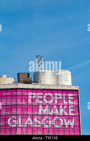 Una vista sopra il cenotafio alla città in slogan pubblicitario dal 2013, "Le persone fanno Glasgow' Foto Stock