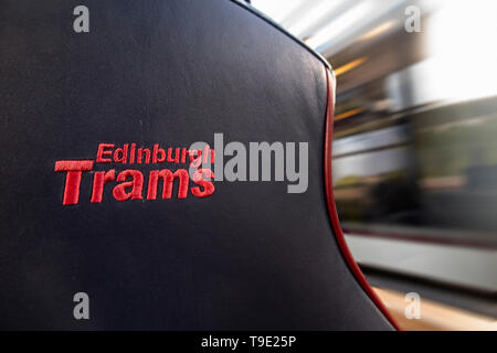 L'interno di un tram di Edimburgo con il logo ricamato sul sedile Foto Stock