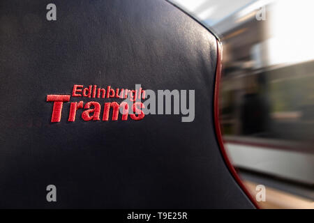 L'interno di un tram di Edimburgo con il logo ricamato sul sedile Foto Stock