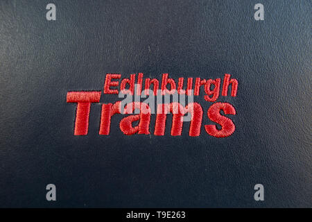 L'interno di un tram di Edimburgo con il logo ricamato sul sedile Foto Stock