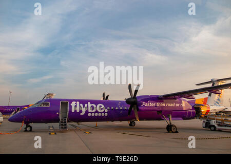 Un Flybe twin Prop Dash 8 Q400 piano su pista Foto Stock