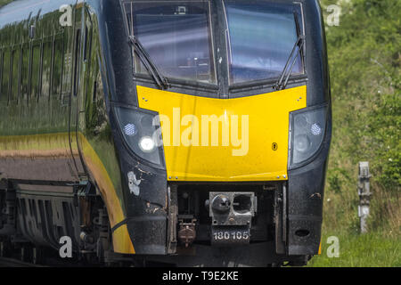 Corpo anteriore danno a un Grand Central treno ad alta velocità sulla east coast main line. Foto Stock