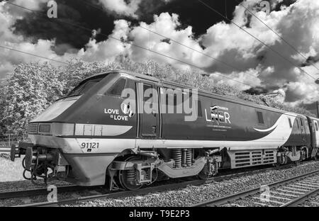 LNER trainbow livrea su di un lato della British Rail Class 91 locomotore per celebrare la diversità. Foto Stock