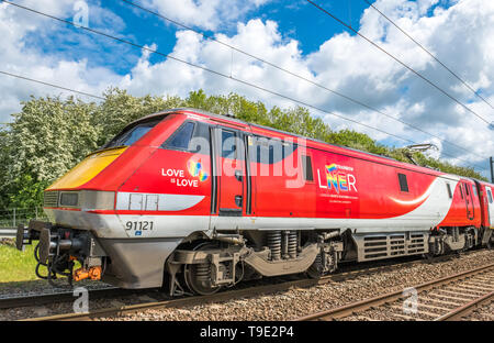 LNER trainbow livrea su di un lato della British Rail Class 91 locomotore per celebrare la diversità. Foto Stock