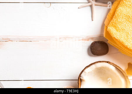 Prodotti naturali fatti in casa corpo organico e scrub viso di caffè macinato e olio di noce di cocco. Composizione Spa con prodotto di bellezza, mare, conchiglie, scorza d'arancia, fiore. F Foto Stock