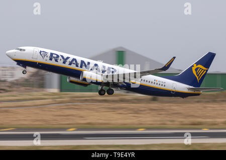 Ryanair Boeing 737-800 (REG: EI-GJP) tenuto fuori dalla pista 13. Foto Stock