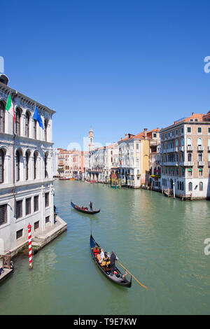 Gondoliere canottaggio turisti in gondola, Venezia, Italia Foto Stock