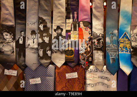 Collo colorati legami sul display, Venezia Foto Stock