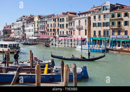 Gondoliere canottaggio turisti in gondola, Venezia, Italia Foto Stock