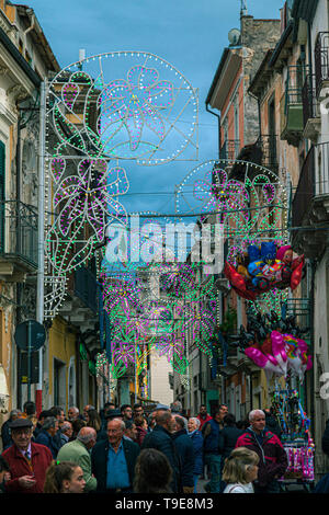 illuminazione stradale in festa, Pratola Peligna Abruzzo, Italia, Europa Foto Stock