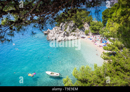 BRELA, Croazia - Luglio 20, 2018: turisti rilassarsi sulla meravigliosa spiaggia di Brela, bellissimo Mar Mediterraneo in Croazia Foto Stock