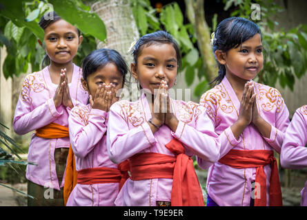 BALI, Indonesia - 25 Aprile 2018: piccoli ballerini Balinesi indossando abiti belli preparando per una performance sull isola di Bali, Indonesia Foto Stock