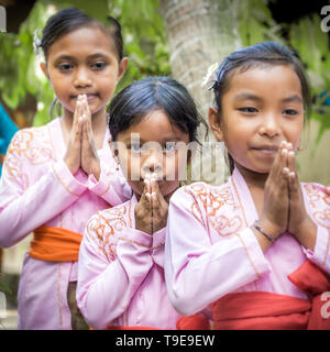 BALI, Indonesia - 25 Aprile 2018: piccoli ballerini Balinesi indossando abiti belli preparando per una performance sull isola di Bali, Indonesia Foto Stock