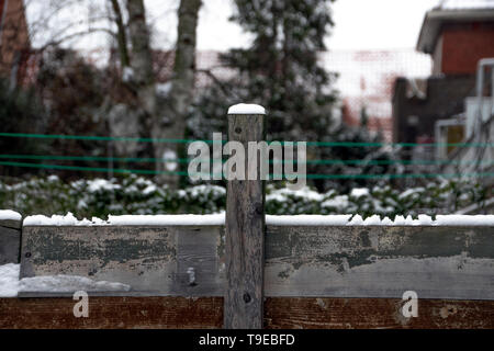 Neve su una recinzione Foto Stock