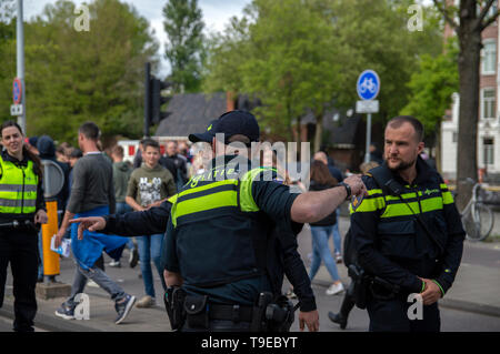 La polizia di lavorare intorno al Museumplein Ajax campione olandese parte Amsterdam Paesi Bassi 2019 Foto Stock