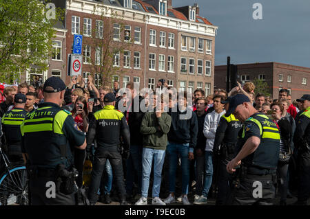 La polizia di lavorare intorno al Museumplein Ajax campione olandese parte Amsterdam Paesi Bassi 2019 Foto Stock