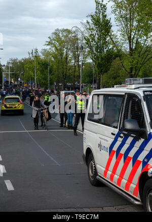 La polizia di lavorare intorno al Museumplein Ajax campione olandese parte Amsterdam Paesi Bassi 2019 Foto Stock