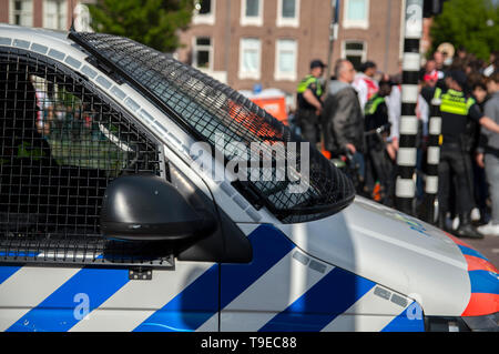 La polizia di lavorare intorno al Museumplein Ajax campione olandese parte Amsterdam Paesi Bassi 2019 Foto Stock