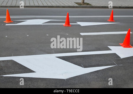 Rendendo la superficie stradale contrassegni su un viale in estate Foto Stock