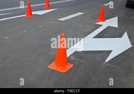 Rendendo la superficie stradale contrassegni su un viale in estate Foto Stock