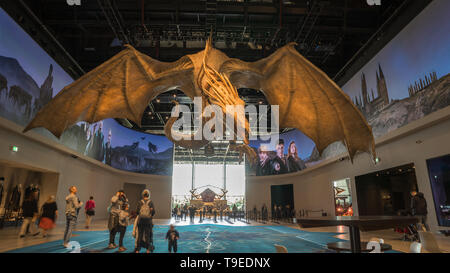 Drago gigante appeso in ingresso della Warner Bros Tour dello Studio " Realizzazione di Harry Potter", Leavesden, London, Regno Unito Foto Stock