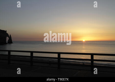 Coucher de soleil sur la falaise d'Aval. Etretat. Foto Stock