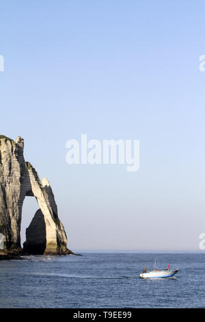 La Falaise d'Aval et l'Aiguille. Vue de la plage d'Etretat. Foto Stock