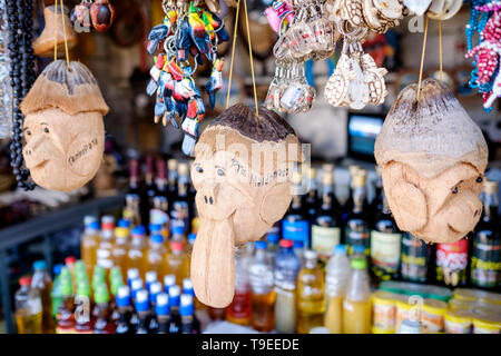 Teste di scimmia fatta di noci di cocco venduti come souvenir turistici al Mercado Modelo in Puerto Maldonado, bacino amazzonico, Perù Foto Stock