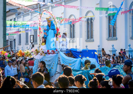 Persone marzo in processione portando la Virgen de las Nieves attraverso le strade della città di Yurimaguas durante la settimana del Turismo, Regione di Loreto, Perù Foto Stock