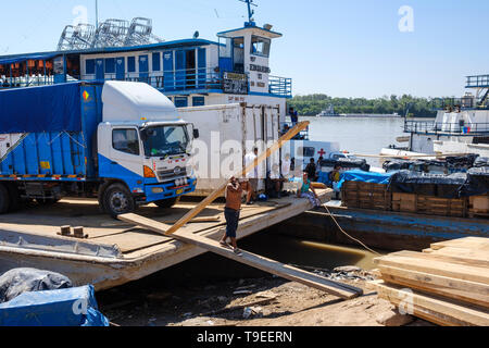 Facchini scarico del carico da traghetti ancorata a La Boca porta sul Yurimaguas, Alto Amazonas, Provincia di Loreto, Perù Foto Stock