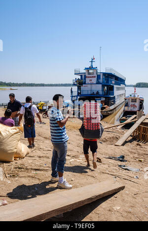 Facchini scarico del carico da traghetti ancorata a La Boca porta sul Yurimaguas, Alto Amazonas, Provincia di Loreto, Perù Foto Stock