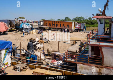 Lanchas o traghetti ancorata a La Boca porta su una vita quotidiana scena in questo porto di Yurimaguas, Alto Amazonas, Provincia di Loreto, Perù Foto Stock